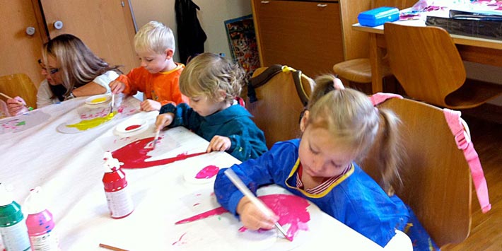  Spielgruppe Pandabär Dietlikon: Kinder beim Malen